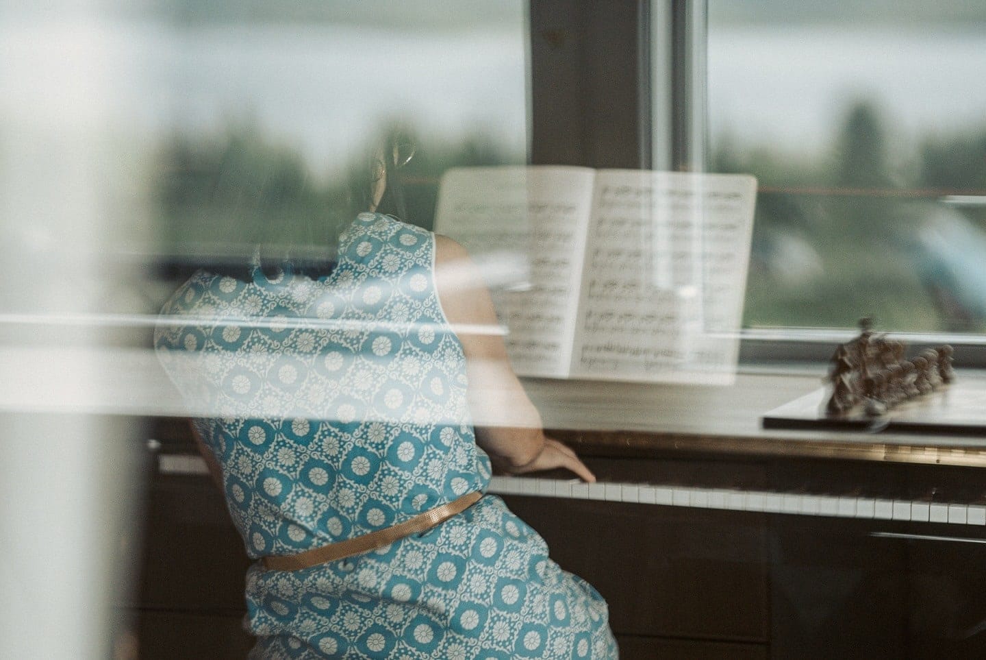 Annabel Guaita playing piano